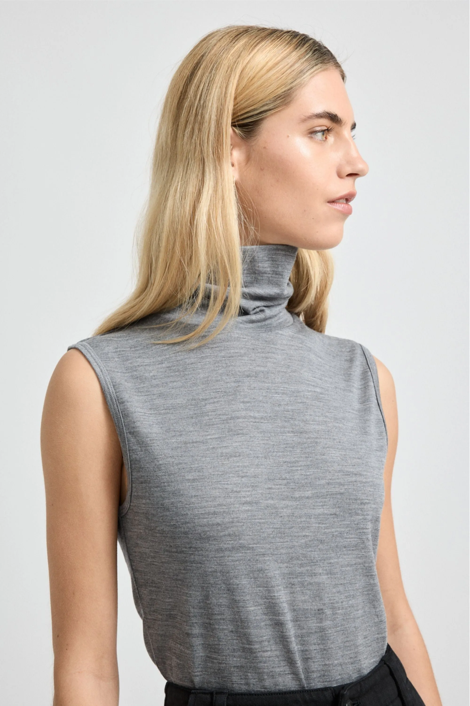 SLEEVELESS ROLL NECK - 660