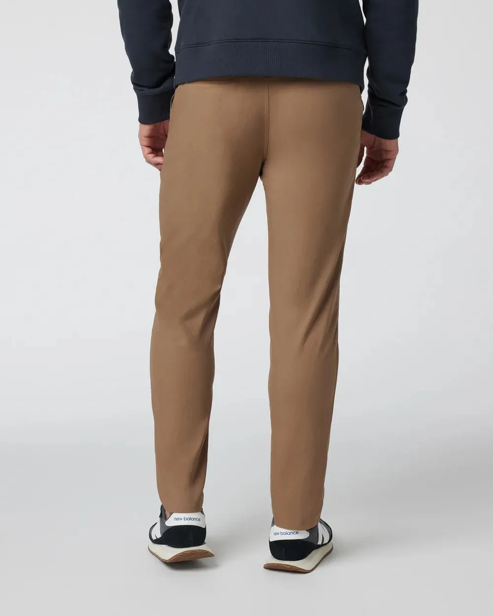 Vuori Cascade Tech Chino Pant in Pecan